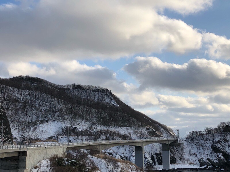 東京で当たり前じゃないものが当たり前にある北海道の町・岩宇地域の冬のドライブで眺める雪景色