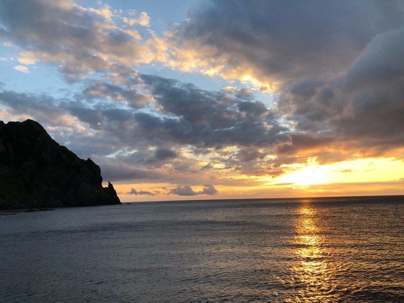 夕焼け雲と夕日のおしゃれな海～日本の田舎町風景の日常～