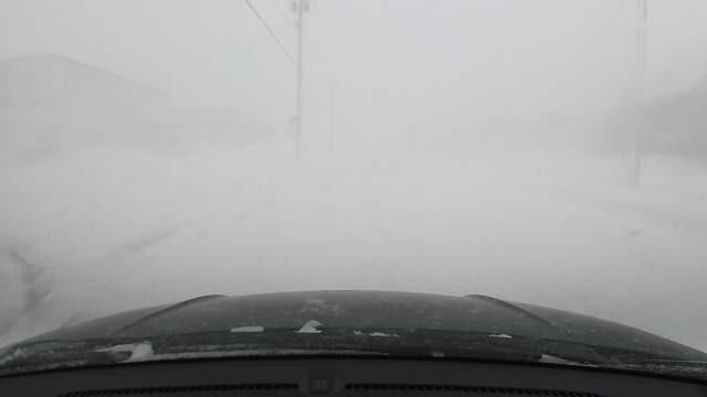 大雪じゃなくても北海道では吹雪く！ドライブ中突然のホワイトアウト