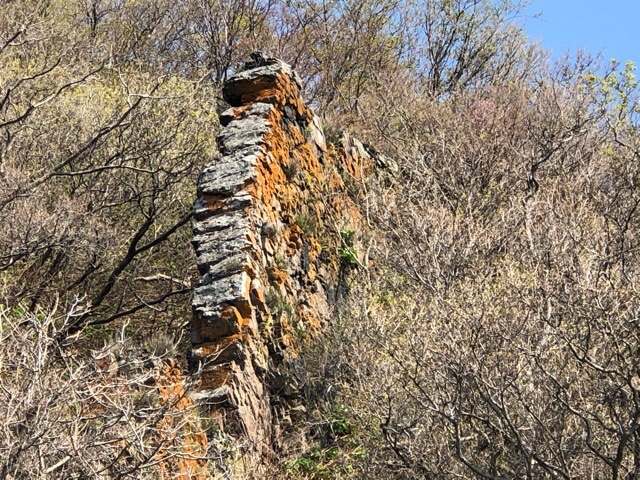 岩内町の観光スポット弁慶の薪積岩はよく見たら不思議な形をしていました