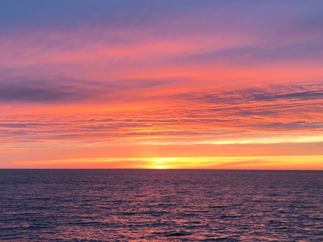 夕日と空の色を海辺から眺めていると夕焼け空の色が変化していきます