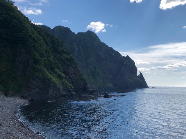 北海道観光に夏は日本海沿岸の奇岩ドライブコースがおすすめです～7月28日岩内町雷電海岸「弁慶の刀掛岩」周辺の美しい景色～