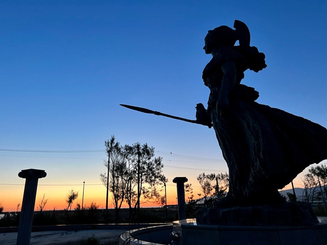 夕陽と夕焼け岩内港アテナ像